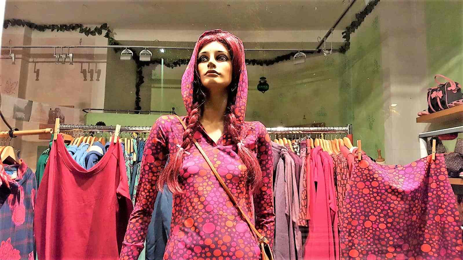Schaufenster-Bummel – heute wird es ROT Style Hannover Linda Linden ROT mit Lila5 - Schaufenster-Bummel – heute wird es ROT