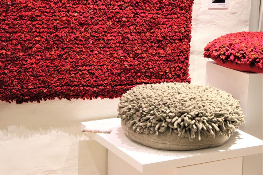 Ute Ketelhake - Designerin aus Leidenschaft Style Hannover Ute Ketelhake Roter Wandbehang und Kissen - Ute Ketelhake - Designerin aus Leidenschaft