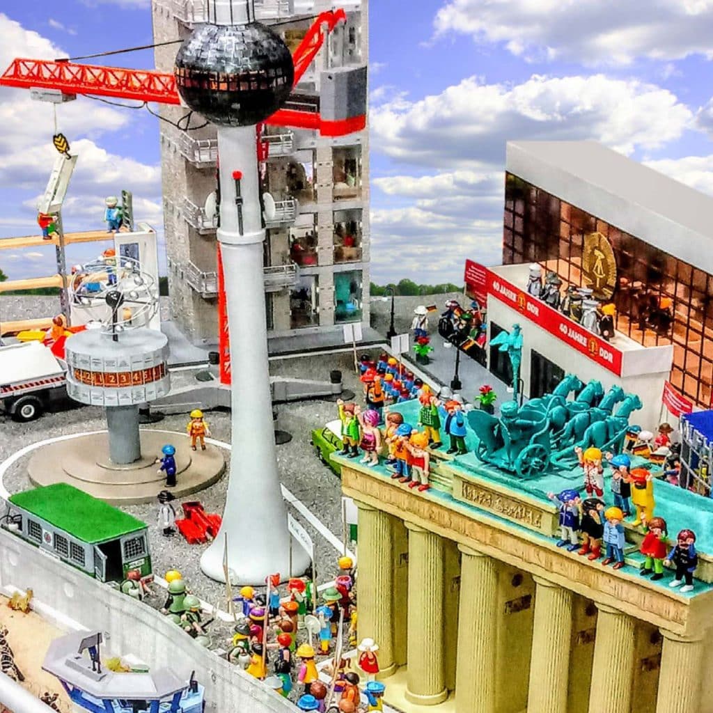 Robert Packeiser: Pädagoge, Künstler und ... Playmobil Style Hannover Packeiser Mauerfall2 1024x1024 - Robert Packeiser: Pädagoge, Künstler und ... Playmobil