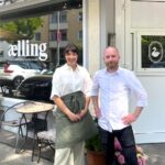 Rasmus und Isabel stehen vor der aelling weinbar