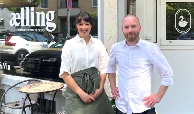 Rasmus und Isabel stehen vor der aelling weinbar