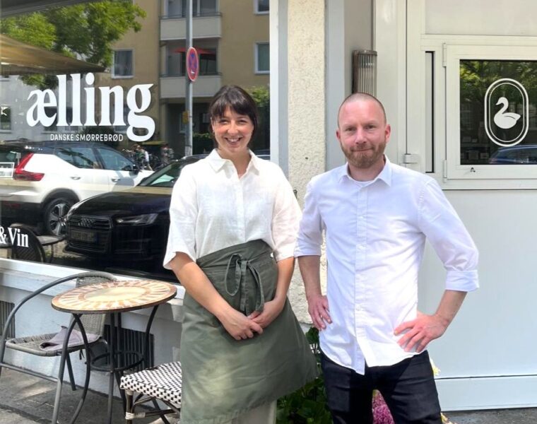 Rasmus und Isabel stehen vor der aelling weinbar