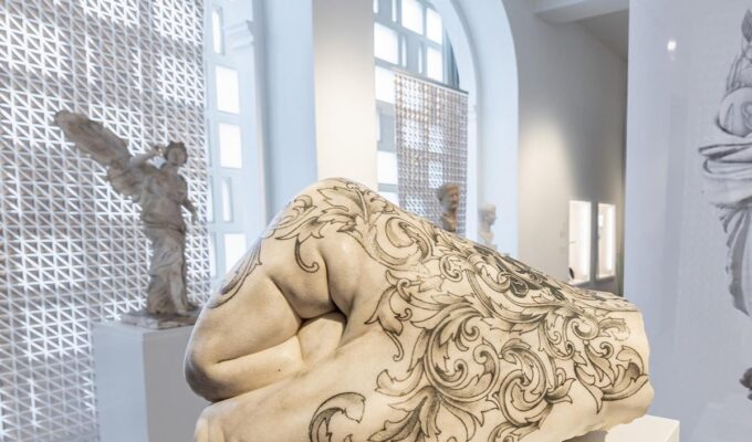Abb. 14 Tattoo Faust von Fabio Viale Blick in die Ausstellung Foto Detlef Juerges title 680x400 - Museum August Kestner: Tattoo - Ausstellung bis 17.8.2025