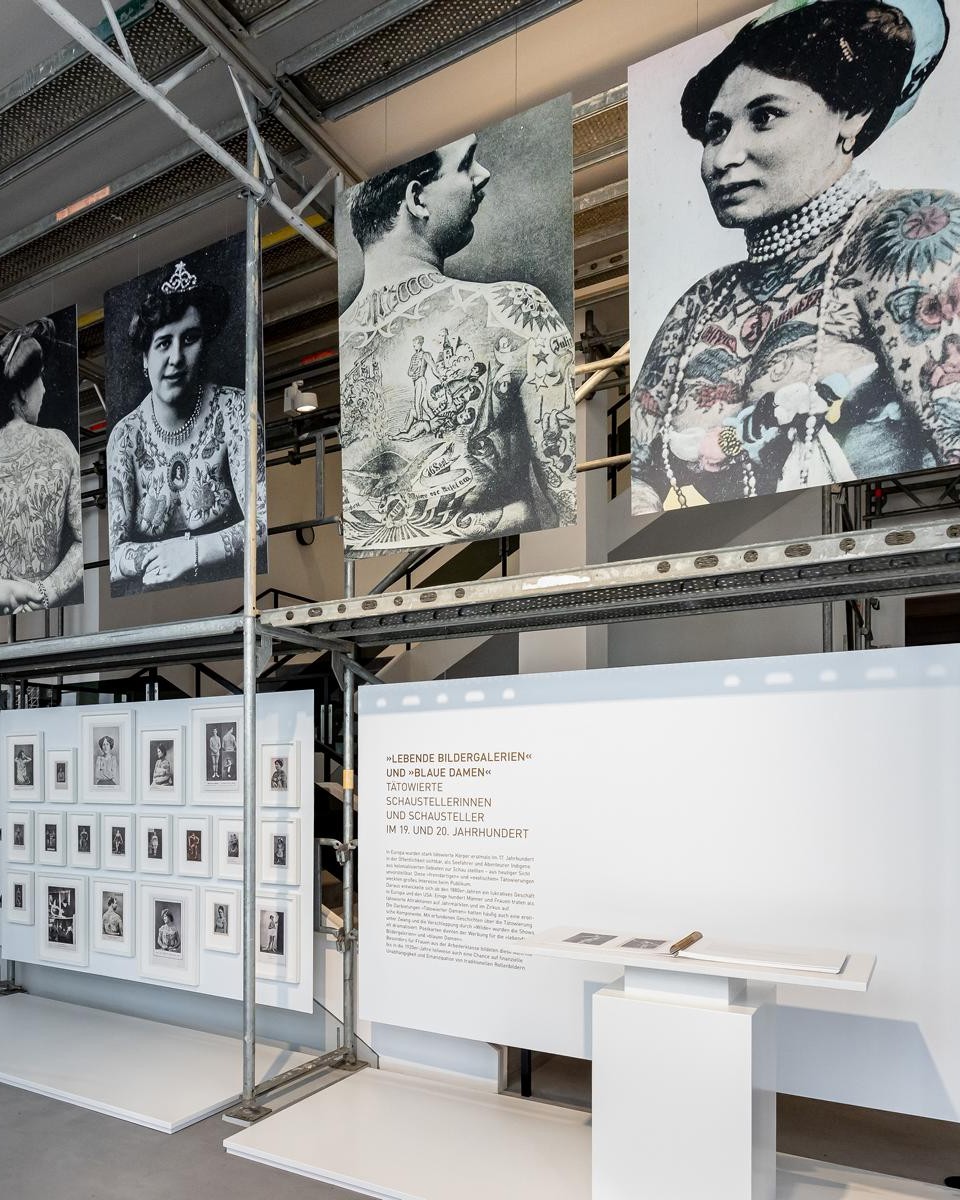 Abb. 15 Tattoo Blick in die Ausstellung Foto Detlef Juerges - Museum August Kestner: Tattoo - Ausstellung bis 17.8.2025